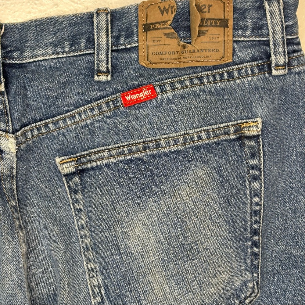 Wrangler Men’s Denim Blue Jeans Sz 38x29 Regular Fit - Picture 3 of 10